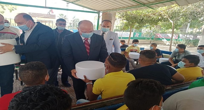 محافظ القاهرة يوزع هدايا ولحوم أضاحى على دار أيتام بمصر القديمة