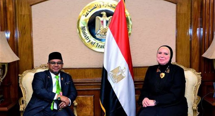 بالصور.. جامع تبحث مع وزير الصناعات الماليزي سبل تعزيز التعاون المشترك