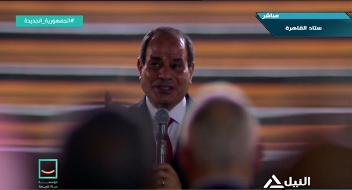 السيسي يحيي الوافدين من المحافظات لحضور احتفالية “حياة كريمة”.. والحضور يهتفون باسمه تحية له