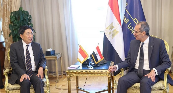 وزير الاتصالات وتكنولوجيا المعلومات يلتقي سفير سنغافورة ويبحثان تعزيز التعاون بين البلدين