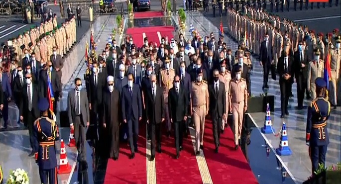 بالفيديو.. الرئيس السيسي يتقدم مشيعي جنازة السيدة جيهان السادات