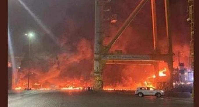 السيطرة على حريق في سفينة حاويات بميناء جبل على في دبي