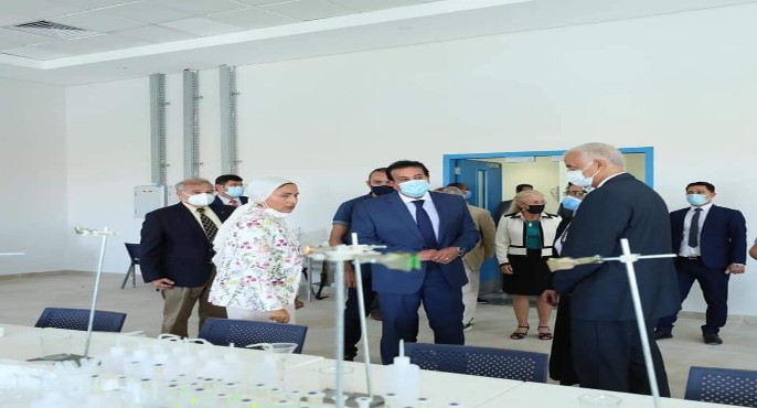 بالصور.. وزير التعليم العالي يتفقد جامعة العلمين الدولية