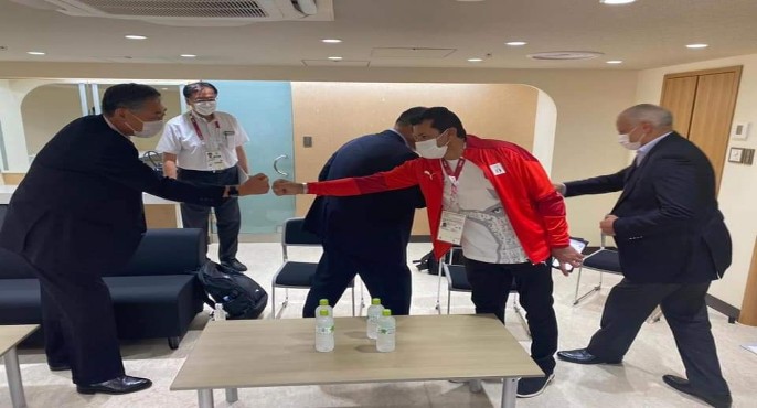 بالصور.. وزير الرياضة يلتقي رئيس اللجنة الأولمبية اليابانية خلال حضوره منافسات دورة الألعاب الأولمبية