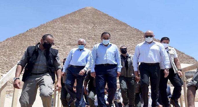 بالصور.. مدبولي يتابع تنفيذ مشروع المتحف المصري الكبير وتطوير المنطقة المحيطة