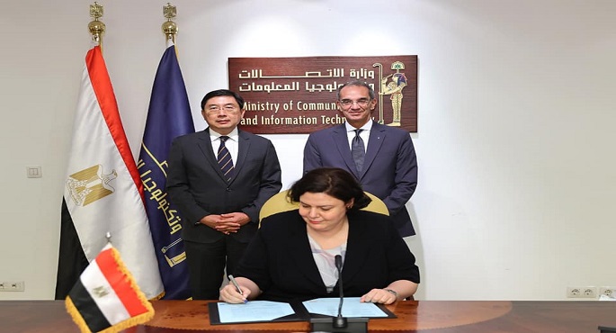 بالصور.. وزير الاتصالات ونظيرته السنغافورية يشهدان توقيع اتفاق تعاون لنقل المعرفة وإعداد المدربين فى مجال الذكاء الاصطناعي