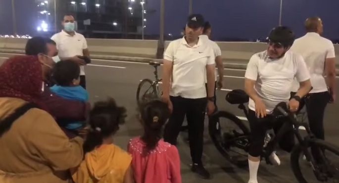 بالفيديو.. الرئيس السيسي يتحدث مع أحد المواطنين وأولاده في العلمين