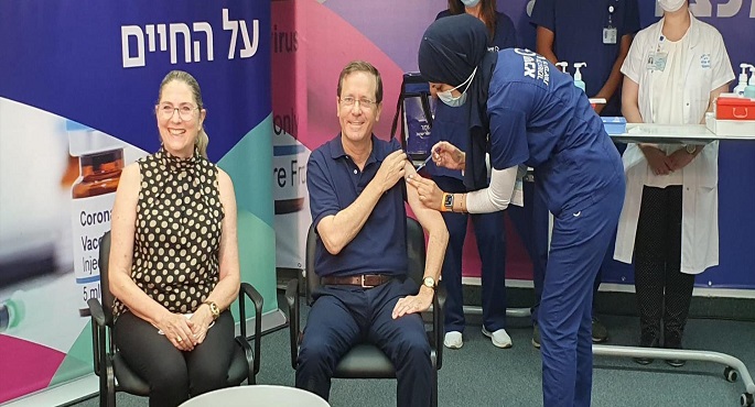 رئيس إسرائيل يتلقى ثالث جرعة من لقاح كورونا.. ويحث على هذا لمن هم فوق الستين