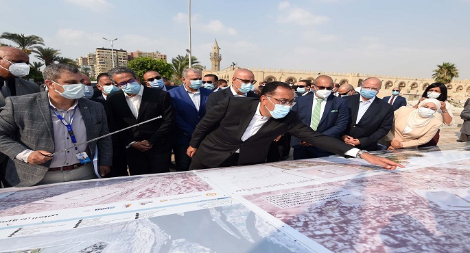 بالفيديو والصور.. ضمن مخطط مشروع حدائق الفسطاط.. مدبولي يتفقد موقع تطوير ساحة مسجد عمرو بن العاص