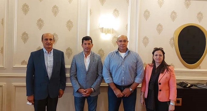 وزير الرياضة يكرم حاتم قنديل بعد رحلته من أسوان لدمياط بالقارب