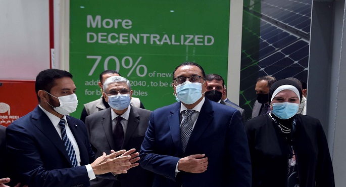 بالصور .. رئيس الوزراء يتفقد المصنع الإقليمي لشركة “شنايدر إليكتريك” بمدينة بدر
