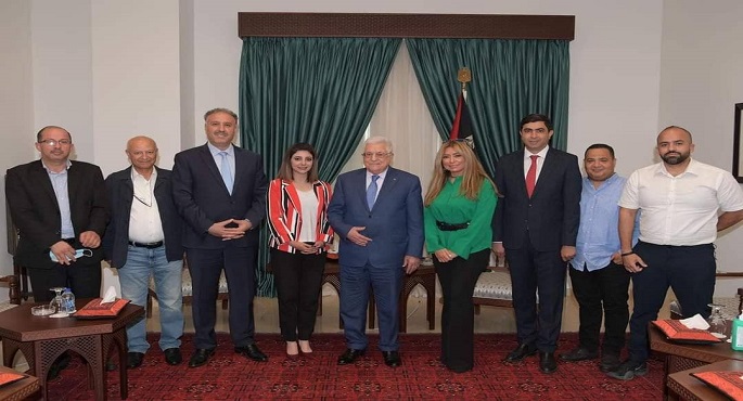 الرئيس أبو مازن يستقبل فريق عمل برنامج بيت للكل ويشيد بأداء ومحتوى البرنامج