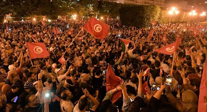 آلاف التونسيين يحتفلون بقرار الرئيس قيس سعيد إقالة الحكومة وتجميد عمل البرلمان