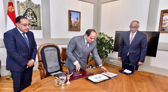 الرئيس السيسي يطلع على عينات من البنكنوت الجديد الجاري إصداره مطلع نوفمبر المقبل