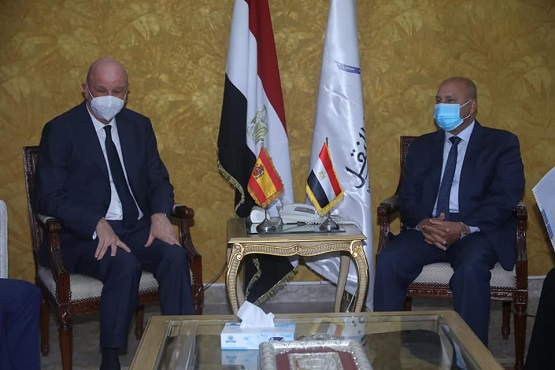 بالصور ..وزير النقل يستقبل السفير الإسباني بالقاهرة لبحث تدعيم التعاون في مجالات النقل المختلفة