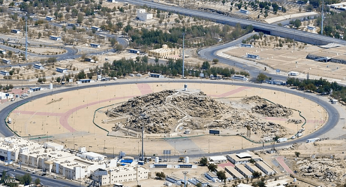حجاج بيت الله الحرام يؤدون ركن الحج الأعظم بالوقوف على صعيد عرفات