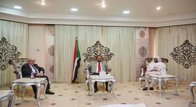 رئيس الوزراء السوداني يبحث مع وزير خارجية الجزائر العلاقات الثنائية وقضايا المنطقة