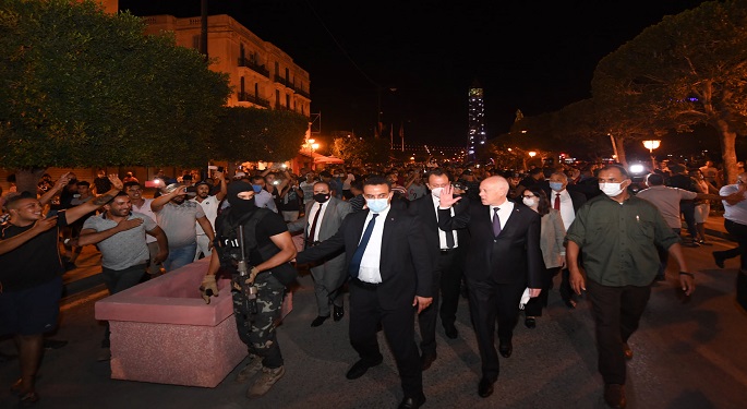 بعد إقالة وزيري الدفاع والعدل.. الرئيس التونسي يقرر فرض حظر تجول وتعطيل العمل بعدد من المؤسسات عدا الجيش والأمن