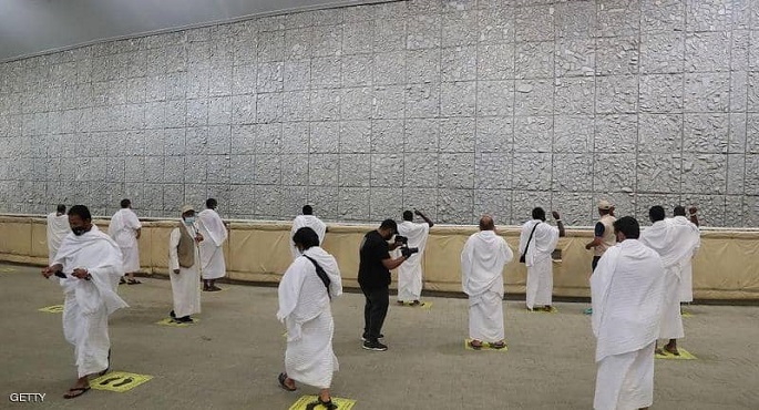 ضيوف الرحمن يقومون برمي الجمرات الثلاث في أول ايام التشريق