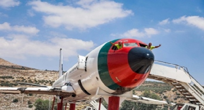 شقيقان فلسطينيان يحولان طائرة “بوينج 707” إلى مقهى وصالة أفراح