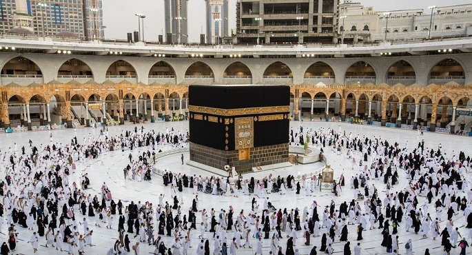 حجاج بيت الله الحرام يؤدون طواف الإفاضة بعد رمى جمرة العقبة الكبرى