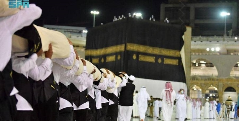 الكعبة المشرفة تكتسي حلَّتها الجديدة