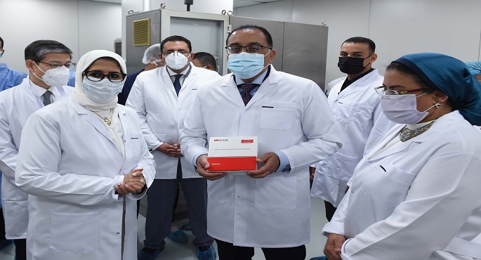 بالفيديو والصور .. رئيس الوزراء يشهد إنتاج أول مليون جرعة من لقاح فيروس كورونا المصنع محلياً “