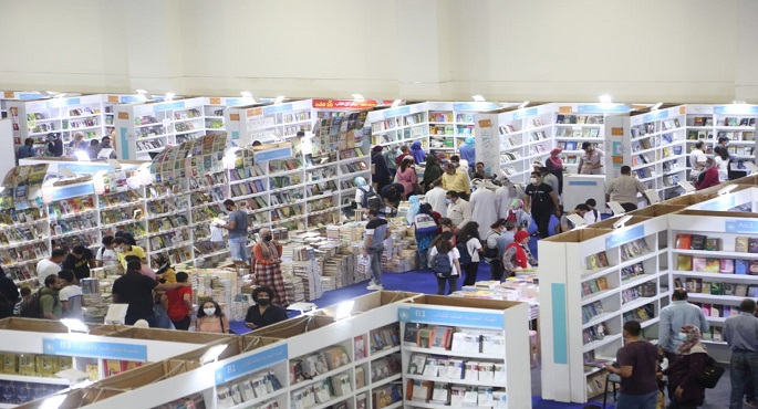إقبال كبير على معرض القاهرة الدولي للكتاب فى يومه الأخير