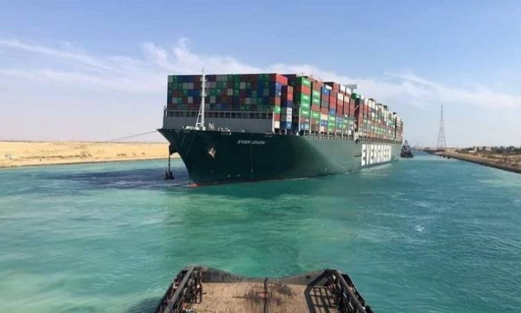 السفينة البنمية “إيفر جيفن” تغادر المجرى الملاحي لقناة السويس