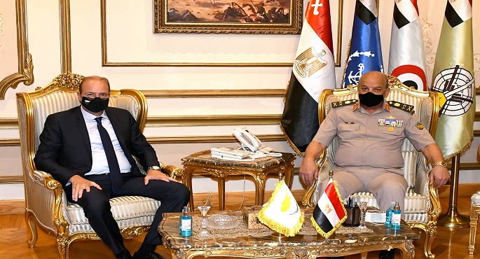 بالصور والفيديو ..وزير الدفاع يبحث مع نظيره القبرصي  التعاون العسكري