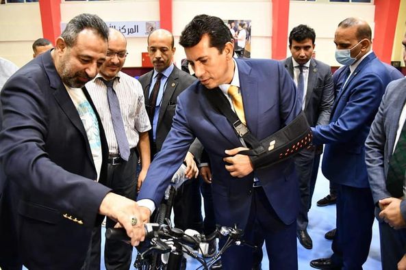 بالصور..  وزير الرياضة يُسلم 265 دراجة كهربائية للشباب ضمن مبادرة “دراجتك صحتك”