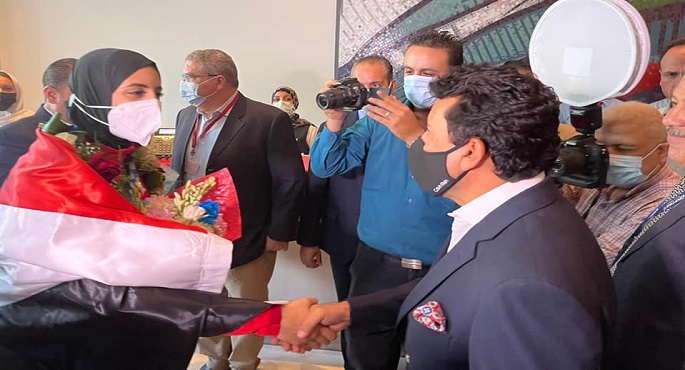 بالصور.. وزير الرياضة يستقبل فريال أشرف وأحمد الجندي بمطار القاهرة الدولي