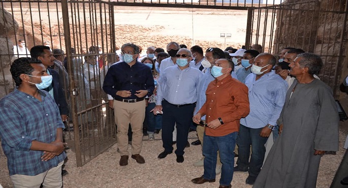 بالصور.. وزير الآثار يتفقد أعمال تنظيف وتجهيز معبد إسنا بالأقصر
