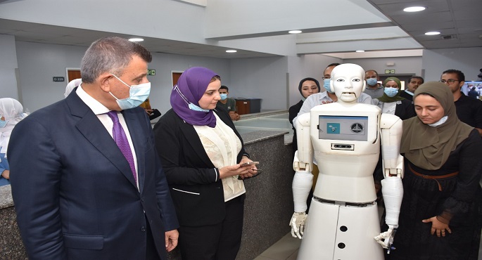 بالصور.. رئيس جامعة عين شمس يختبر أول ممرضة آلية من تنفيذ فريق بحثي بكلية الحاسبات