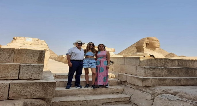 بالصور .. وزارة السياحة : الرئيس الكولومبي السابق و أسرته في زيارة إلى منطقة آثار الهرم