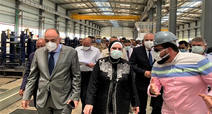 بالصور .. وزيرة التجارة والصناعة تتفقد 3 مصانع بمنطقة قفط الصناعية بمحافظة قنا