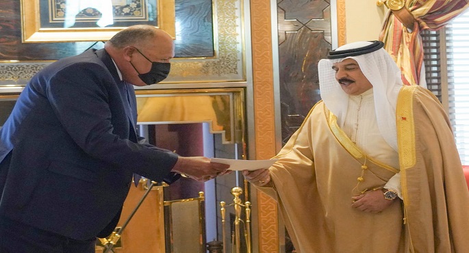 بالصور .. وزير الخارجية يُسلِّم ملك البحرين رسالةً خطية من السيد رئيس الجمهورية