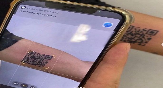 شاب إيطالي يثبت تلقيه لقاح كورونا بوشم “QR” على يده