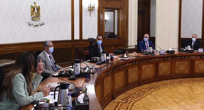 بالصور.. رئيس الوزراء يتابع إجراءات تنفيذ مشروعات تحلية مياه البحر