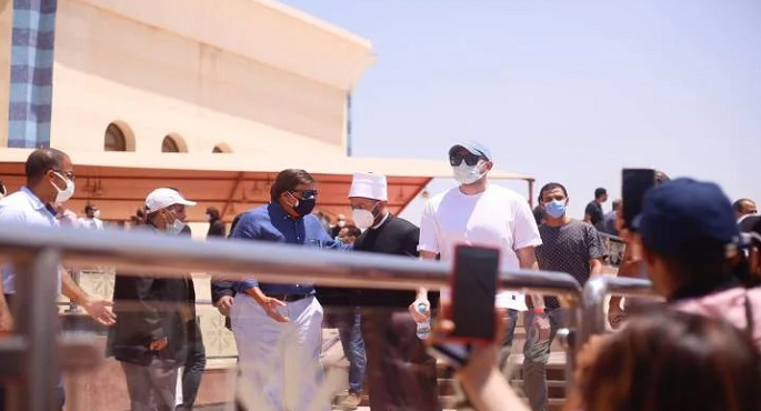 أسامة الأزهرى يؤم المصلين فى جنازة الفنانة دلال عبد العزيز