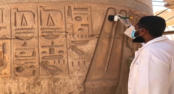 بالصور.. الآثار:ترميم صالة الأعمدة الكبرى لمعبد الكرنك تمهيدا لاحتفالية تطوير طريق الكباش