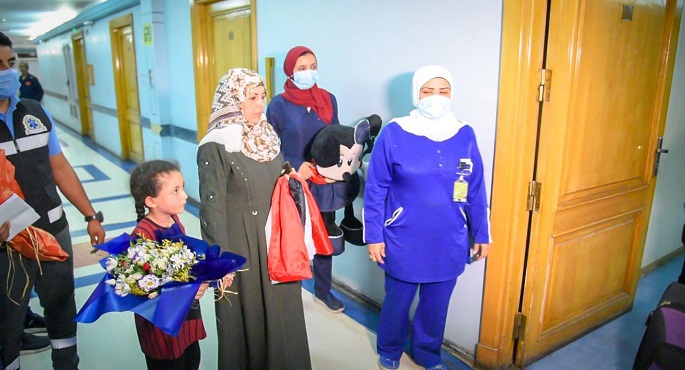 بالصور.. وفقًا لتوجيهات الرئيس السيسي.. الصحة: استقبال الطفلة الفلسطينية بمستشفى معهد ناصر وبدء تلقيها العلاج اللازم