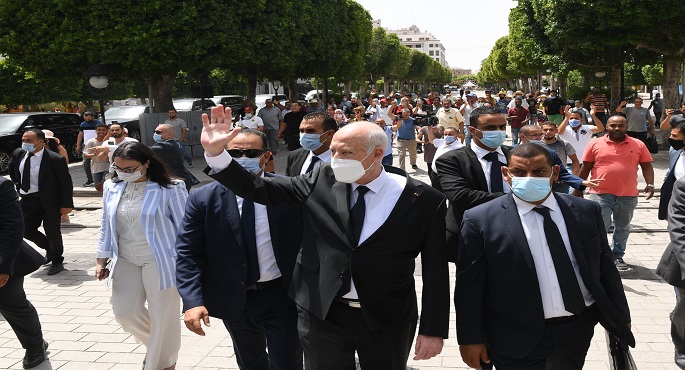 بالصور.. بعد جولة في شارع بورقيبة.. الرئيس التونسي يعقد اجتماعا أمنيا مفاجئا بمقر وزارة الداخلية