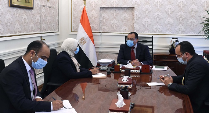 بالصور.. رئيس الوزراء يتابع مع وزيرة الصحة إجراءات تطعيم العاملين فى القطاع التعليمى