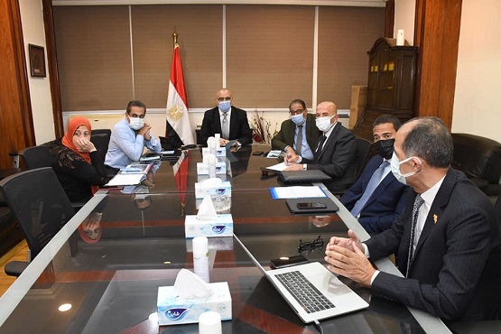 بالصور .. وزير الإسكان يعقد اجتماعه الثانى لمتابعة التصميمات المقترحة للواجهات بمشروع أبراج “الداون تاون” بالعلمين الجديدة