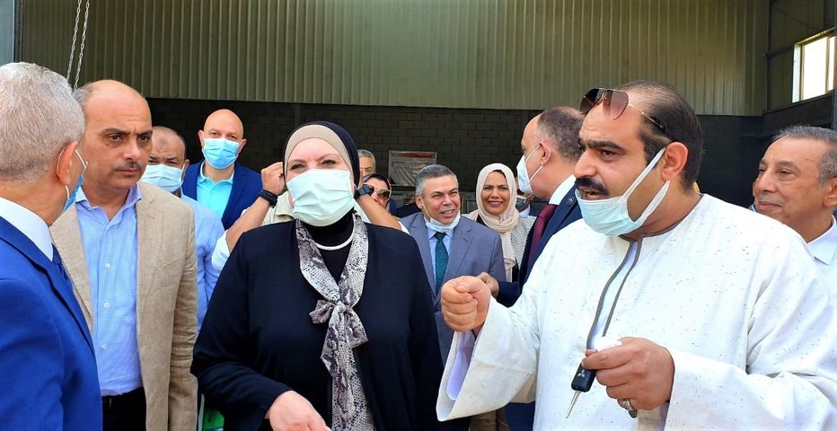 بالصور..وزيرة التجارة والصناعة تتفقد مجمع الصناعات الصغيرة والمتوسطة بمنطقة البغدادي الصناعية بالاقصر