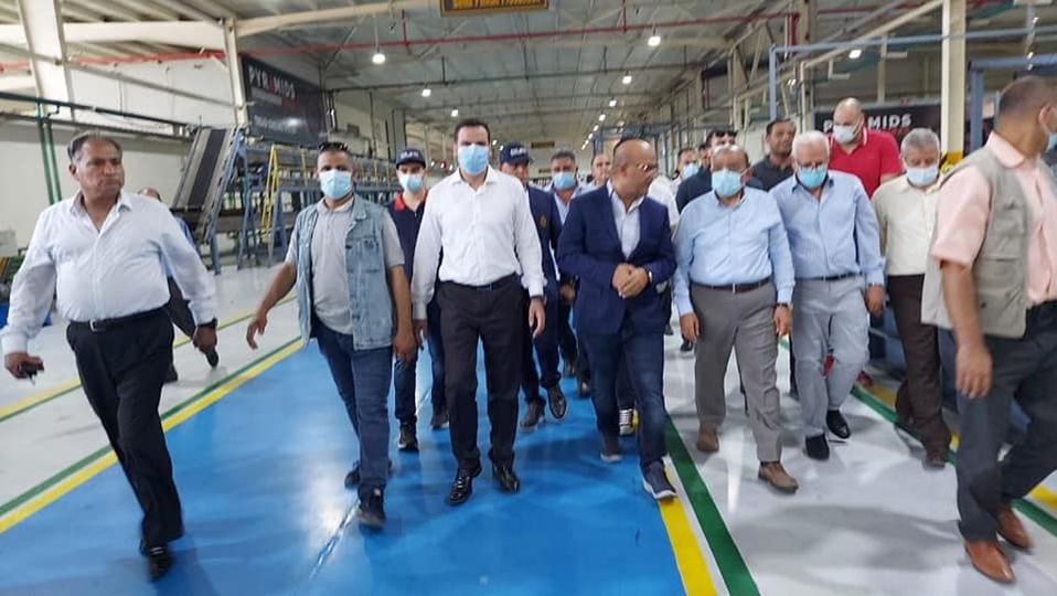 بالصور.. وزير التنمية المحلية ومحافظ بورسعيد يتفقدان مصنع  “بيراميدز” لإنتاج إطارات السيارات