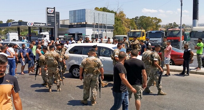 الجيش اللبناني يداهم محطات الوقود المغلقة لمصادرة البنزين لتوزيعه على المواطنين