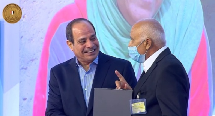 الرئيس السيسي يكرم عددا من النماذج المشاركة في المشروعات القومية للإسكان