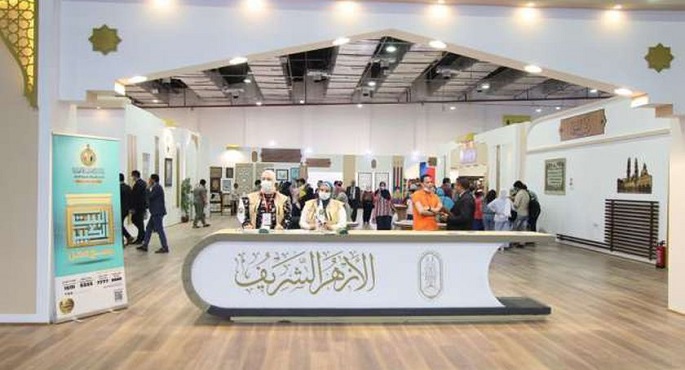 إقبال على جناح الأزهر بمعرض الإسكندرية للكتاب.. والرسم والخط الأكثر جذبا